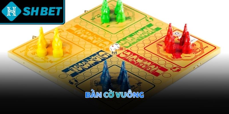 Bề mặt bàn cờ được phân chia thành các ô màu sắc đối xứng hoàn hảo